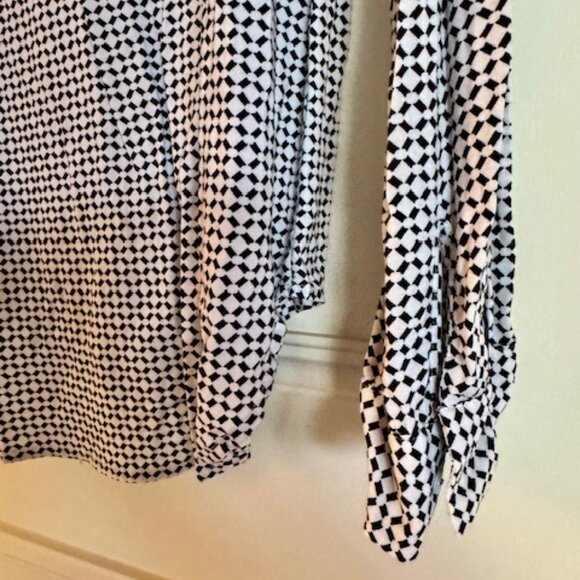 White and black patterned blouse - Picture 5 of 6